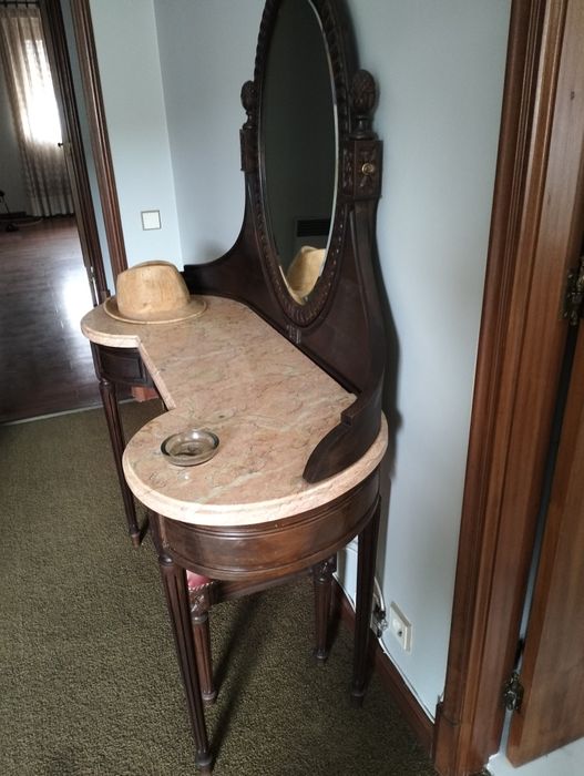 Pechiché com tampo de mármore rosa