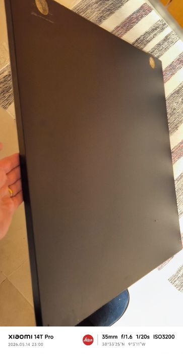 Portas de móvel pretas com relevo