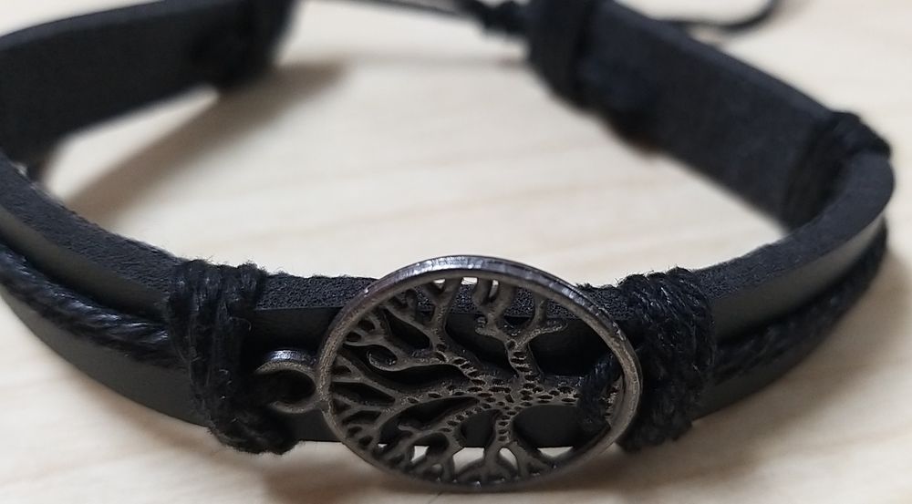 Pulseira de cabedal com árvore da vida.