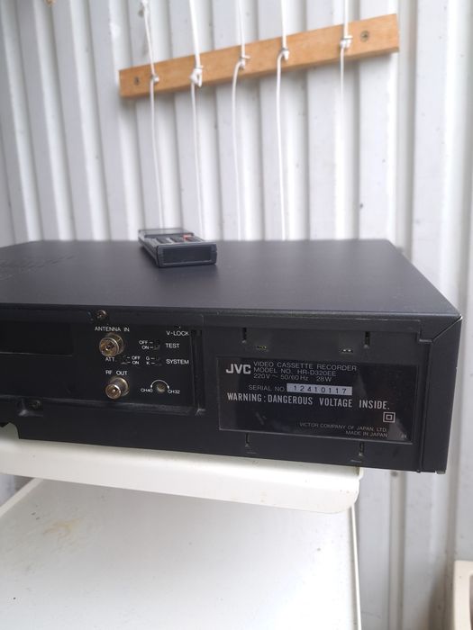 Magnetowid JVC z pilotem
