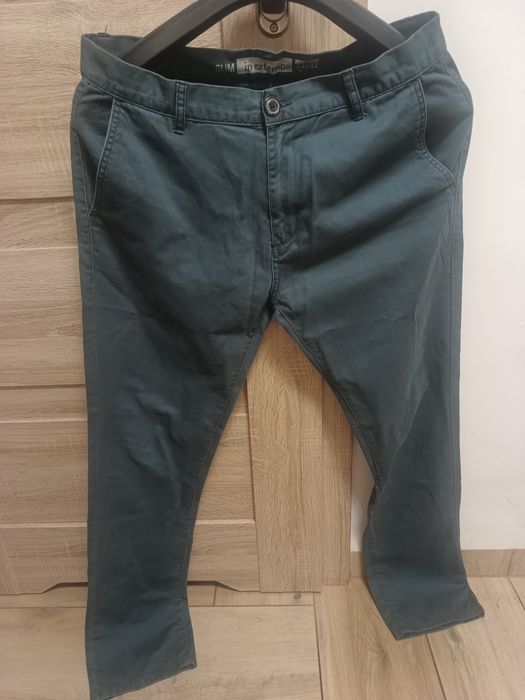Męskie spodnie chino In Extenso fason slim ciemnozielone butelkowa zieleń