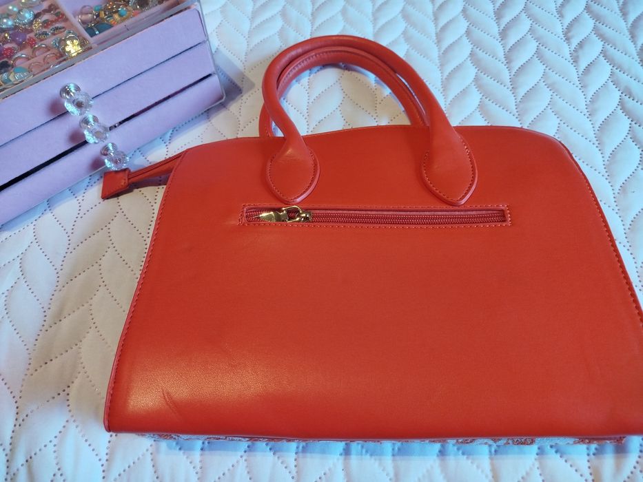 Mala laranja e branca