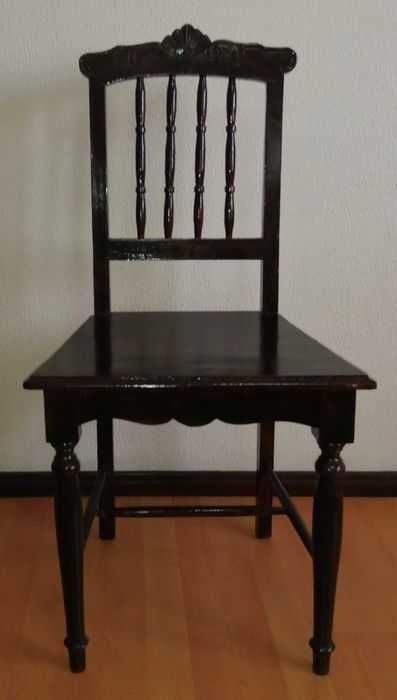 Cadeira antiga de madeira