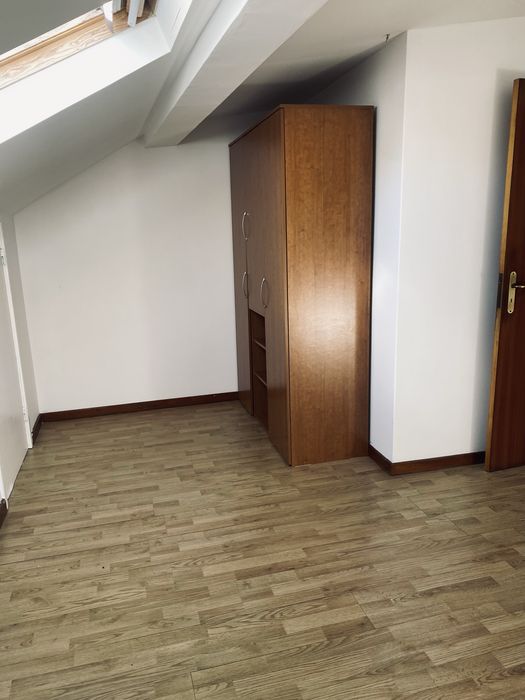Quarto e casa de banho individuais .