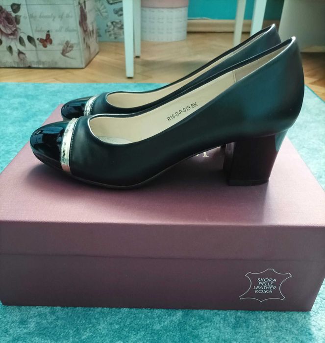 Eleganckie czółenka z ozdobnym paskiem