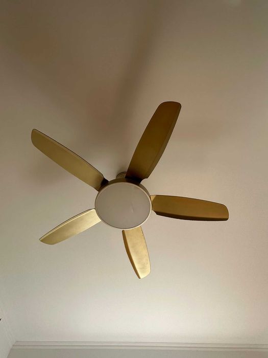 Ventilador de tecto dourado da marca CREATE, com luz integrada e comando à distância.