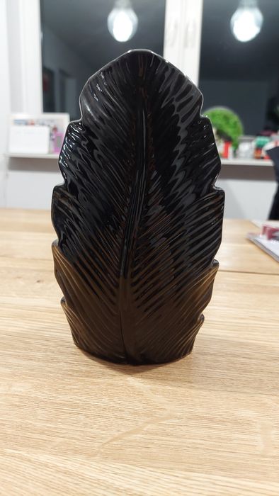 Czarny wazon liść