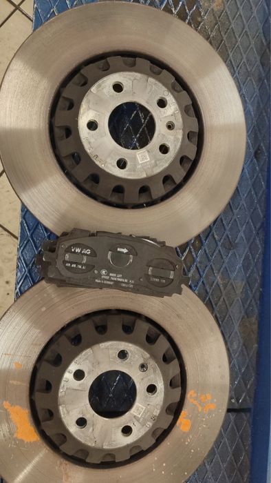 НОВІ Передні тормозні диски та колодки audi a6 c8
