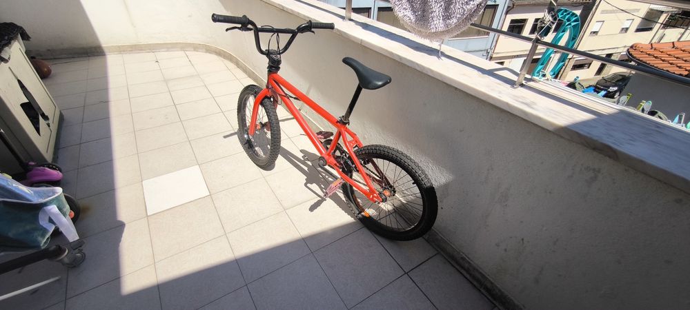 BMX vermelha usada