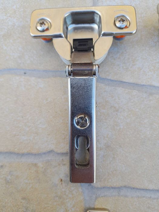 Automatic Hinge Installation424397291871938566
