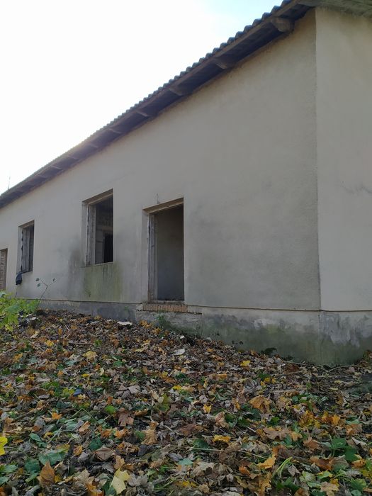 Незавершена будівля.