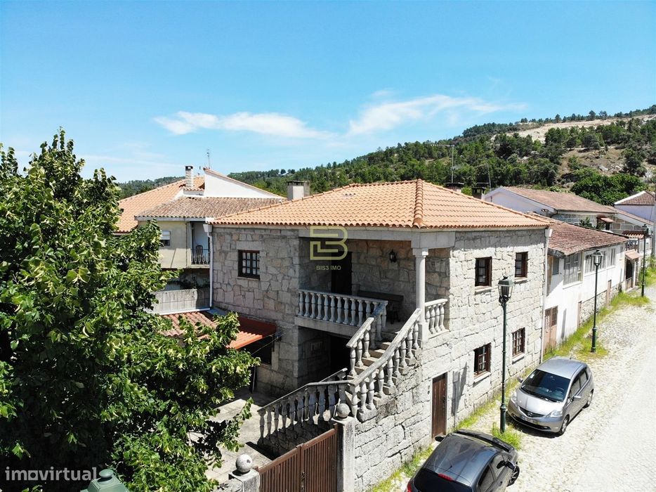 Localizada na aldeia de Santo Estevão, esta encantadora moradia de tip
