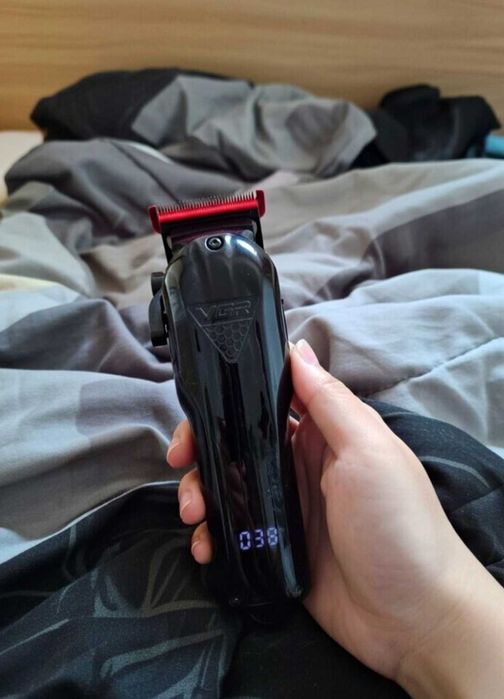 Акумуляторна машинка для стрижки з градієнтним лезом