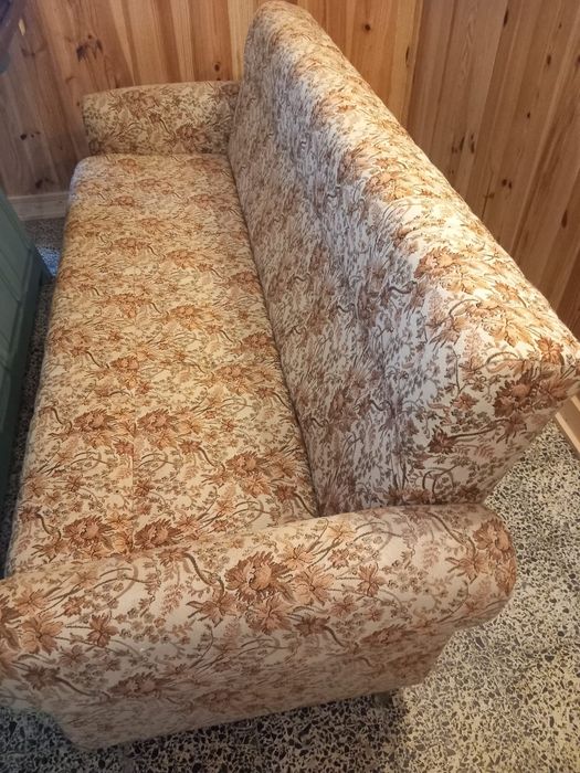 Sofá-cama em padrão floral -Em BOM ESTADO DE CONSERVAÇÃO