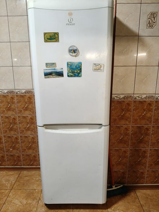 Холодильник  Indesit