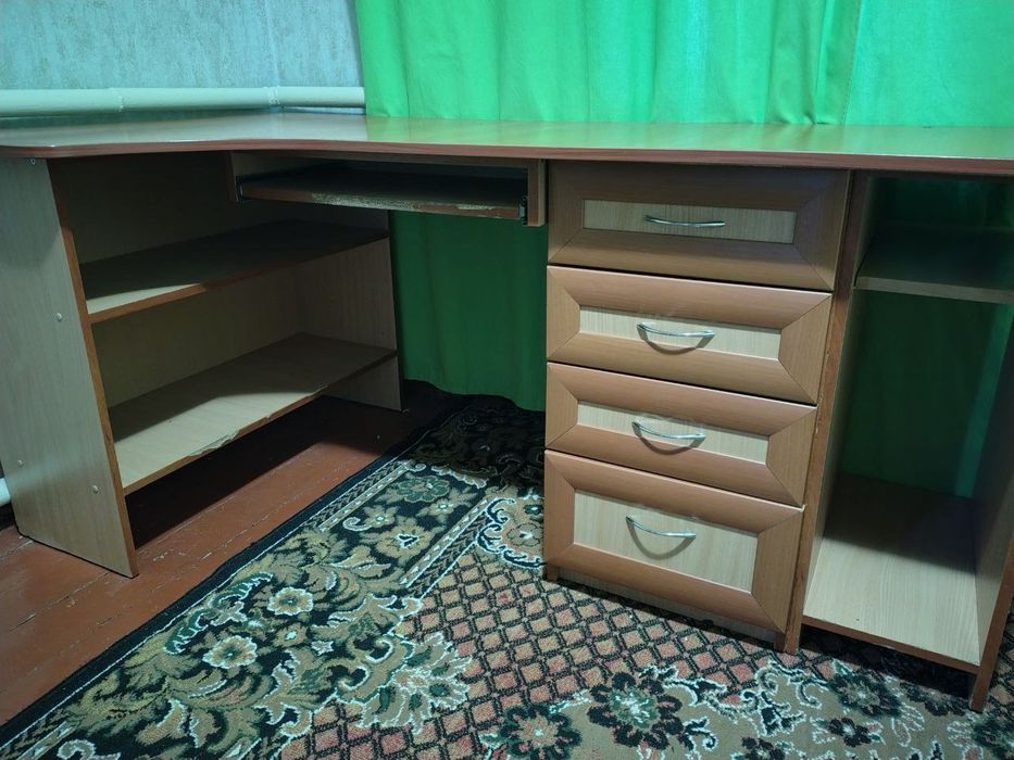 Комп'ютерний стіл