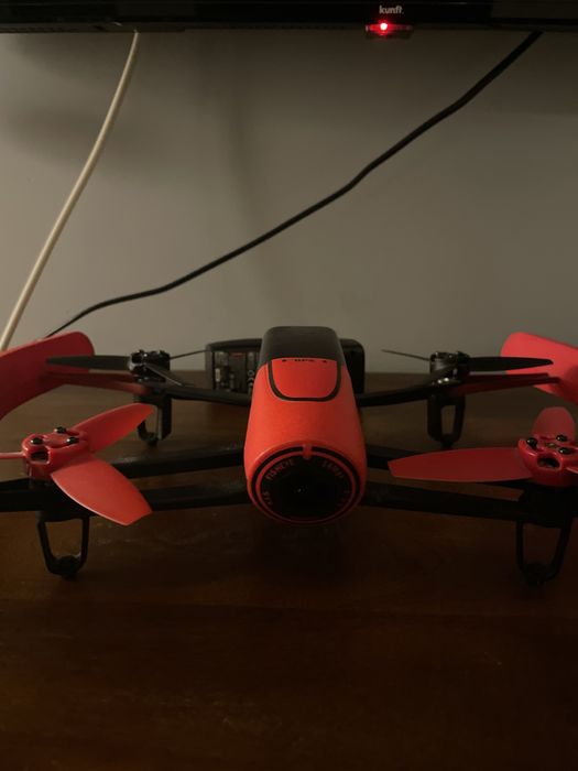 Drone PARROT vermelhos e preto