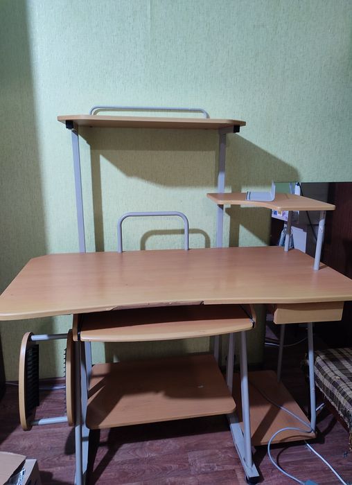 Стіл комп'ютерний