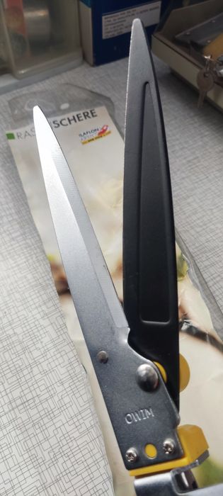 Tesoura cortar relva em aço carbono by Swiss. NOVA