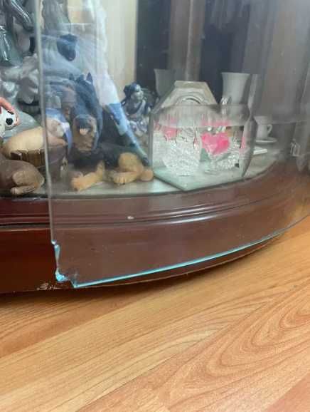 Cristaleira vitrina com gaveta e vidro curvo - 95x62cm