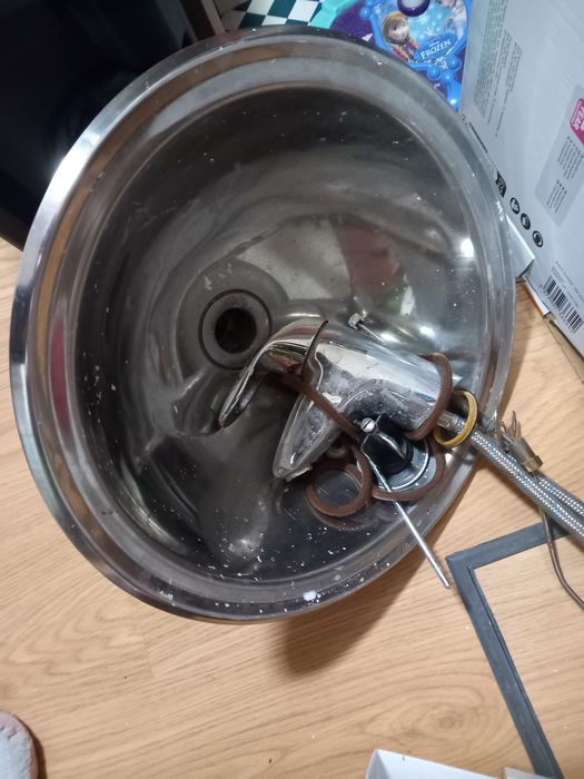 Lavatório inox com torneira