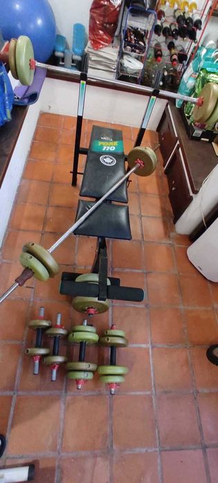 Banco de musculação com pesos e barras