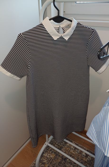 Luźna sukienka z kołnierzykiem oversize