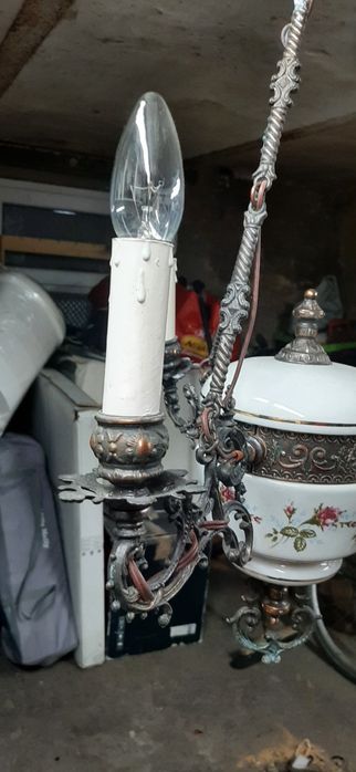 Stary żyrandol trzy punkty