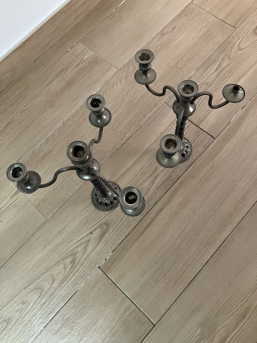 Candelabros em liga de metal