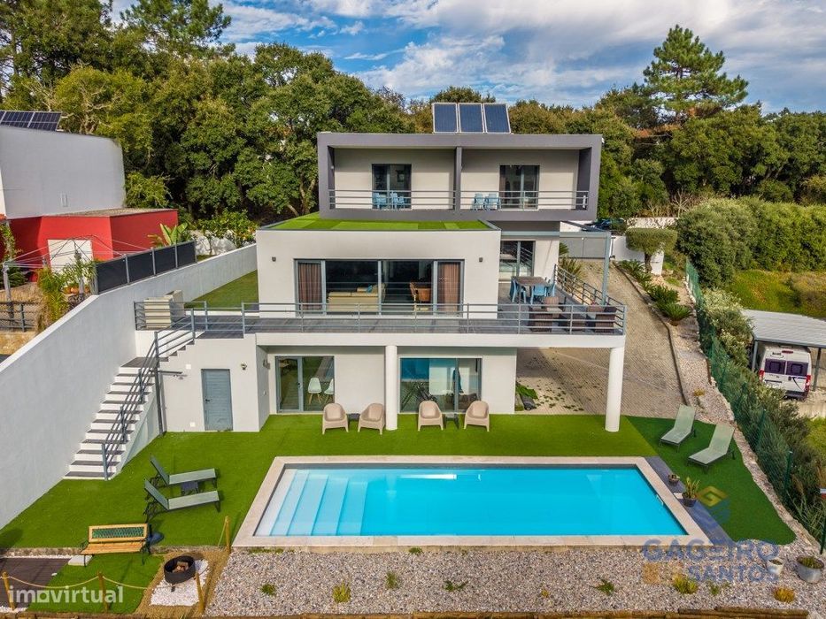 Moradia em condomínio privado com piscina e envolvida pela natureza