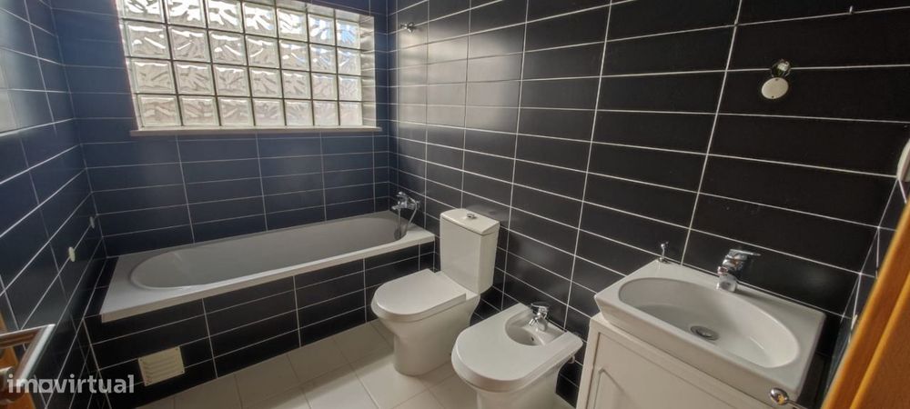 Apartamento T2 com parqueamento e vista de mar.  A 3 minutos da pra...