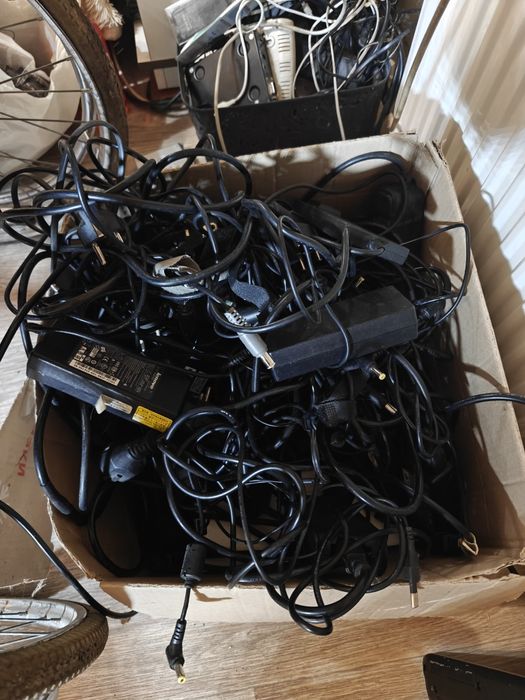 Зарядки к ноутбукам 50 штук (разные)