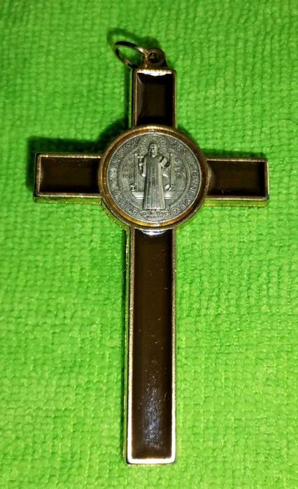 Crucifixo de Cristo na Cruz, Peitoral em Metal e Esmalte