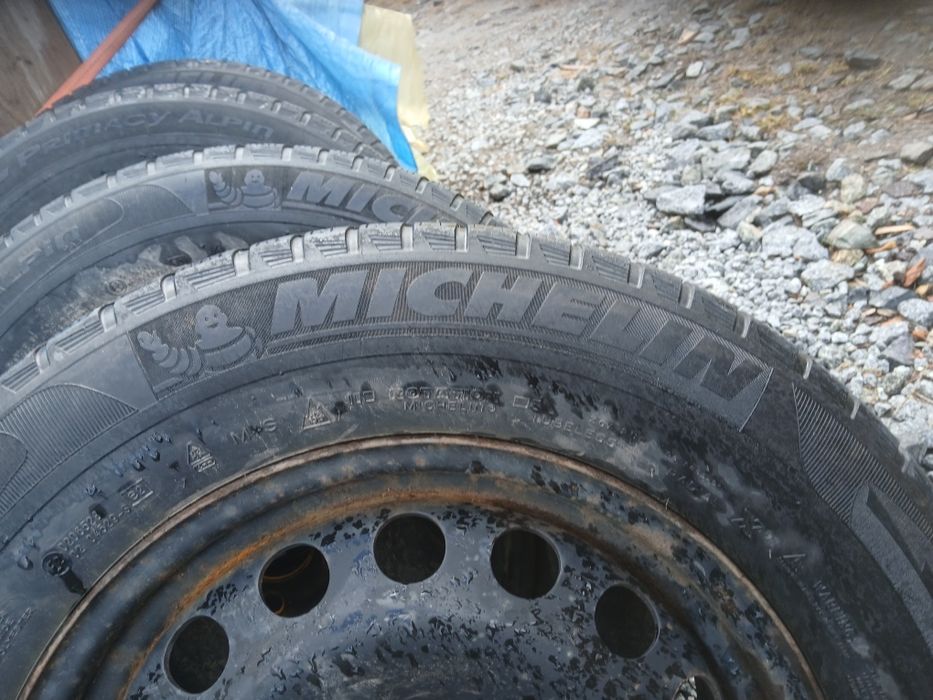 Opony zimowe 225 60 R16 m+s  z felgami forda