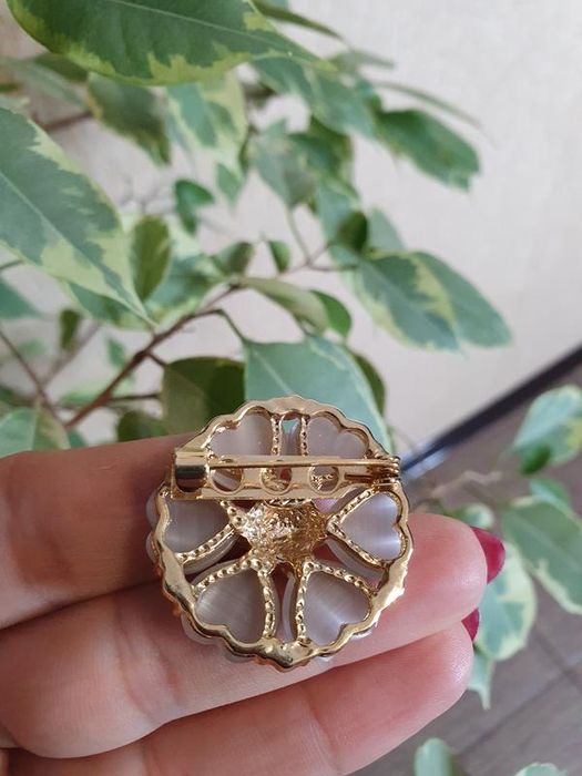 красива вінтажна золотиста брошка з перламутром і камінням Swarovski