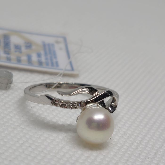 Каблучка з білого золота. З перлиною та діамантами. Нова.