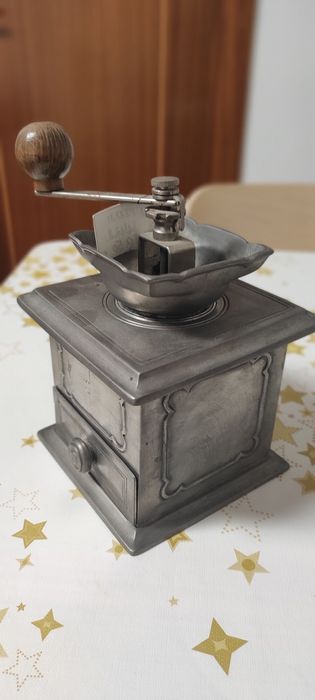 Moinho de café em estanho