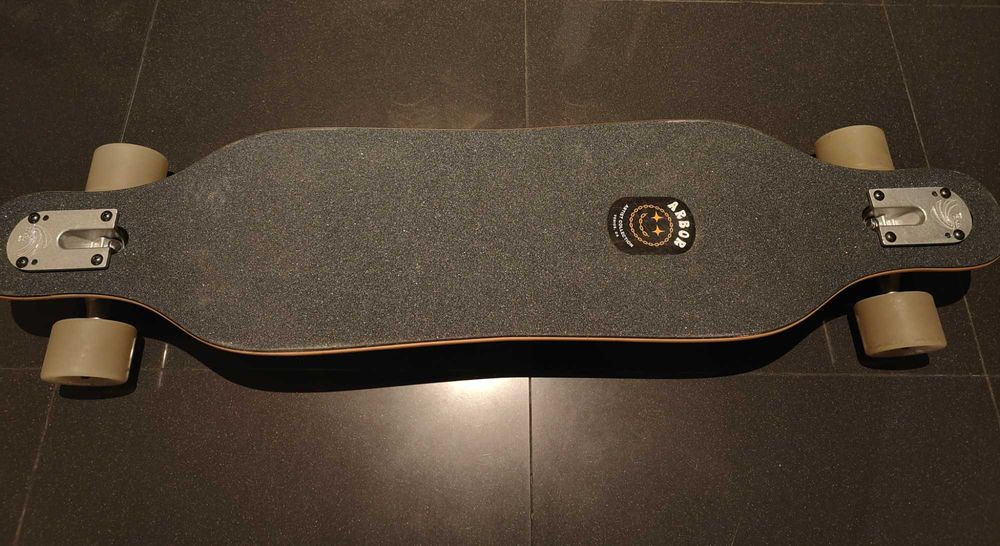 Skate longboard Arbor x Boss Dog, modelo The Axis 37"