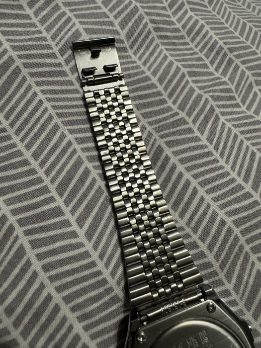 Zegarek srebrny Casio Illuminator bluetooth/licznik kroków