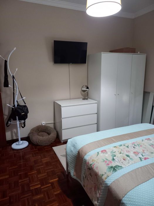 Cama, mesas cabeceira e cómoda