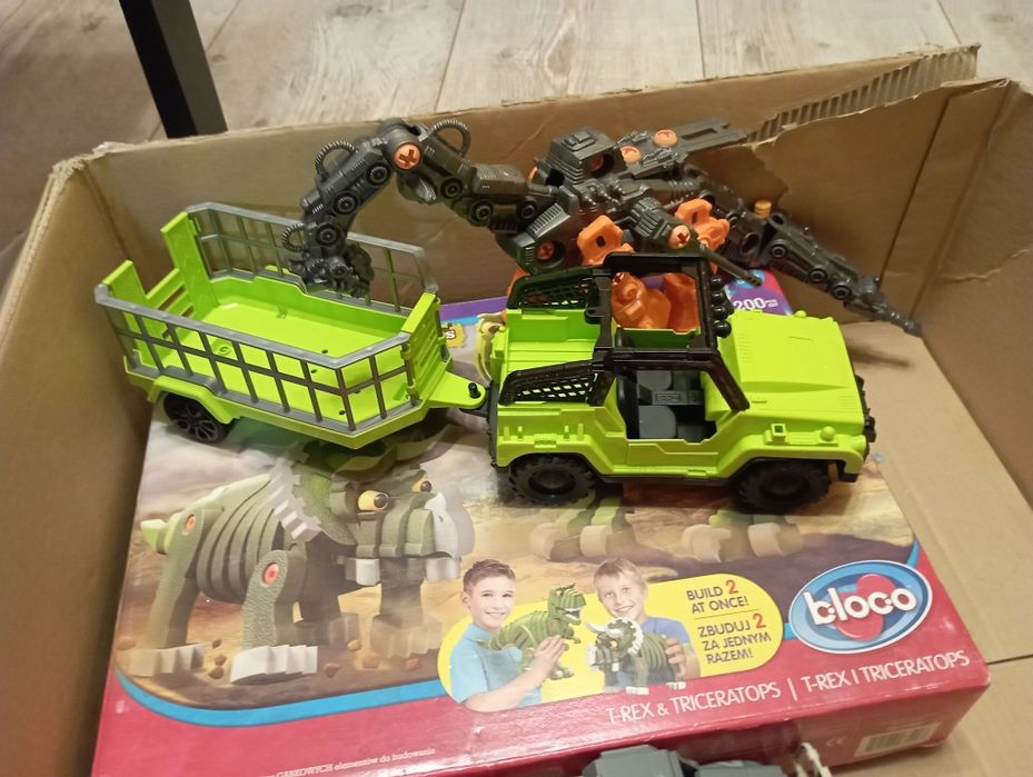 Dinozaury ,pianki samochód