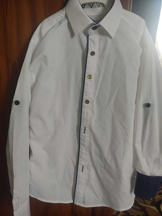 Сорочки для хлопчиків 6-8 рочків. Одна біла, друга фіолетова.