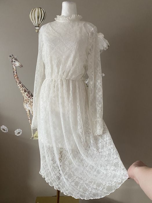 Biała koronkowa sukienka ze stójką wieczór panieński