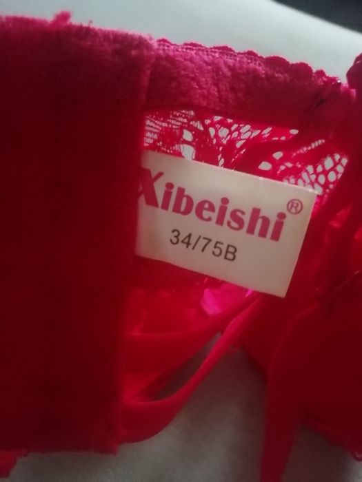 Czerwony koronkowy stanik z paskami