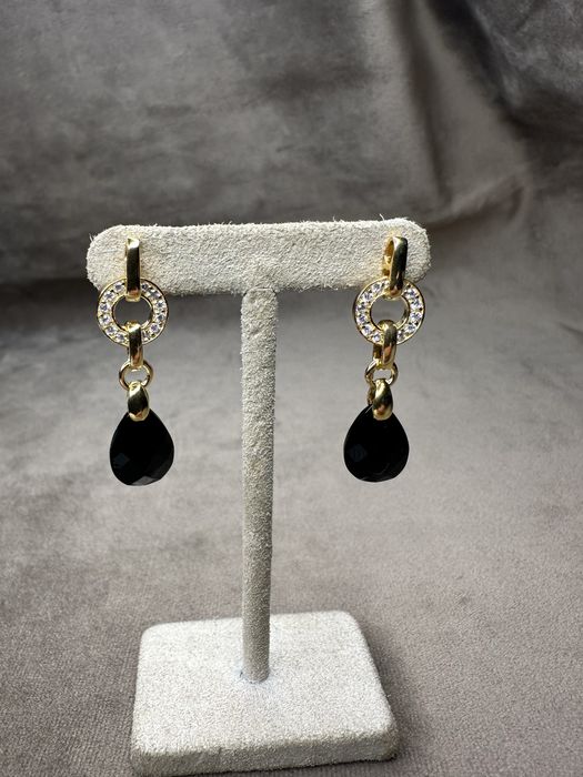 Brincos em prata dourada com zirconeas e onix