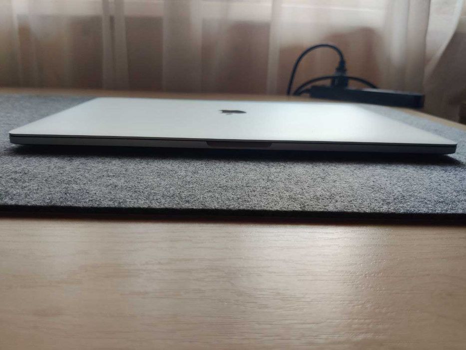 MacBook Pro 15,4" Retina SSD 512GB RAM 16GB (Model: A1707) Silver