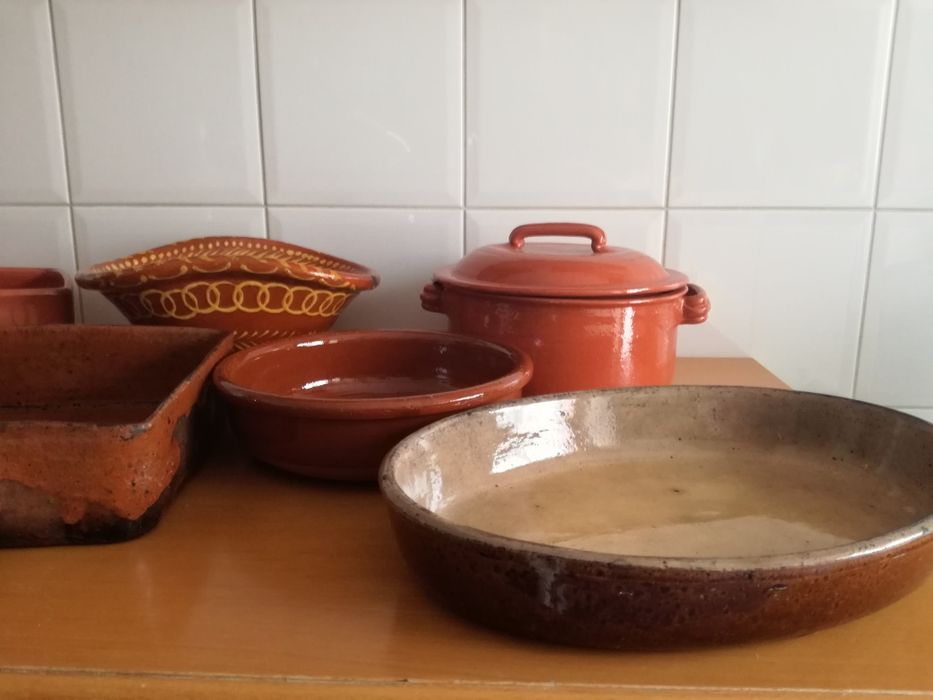 Lote de 7 peças de loiça em barro vidrado (ou separadamente)
