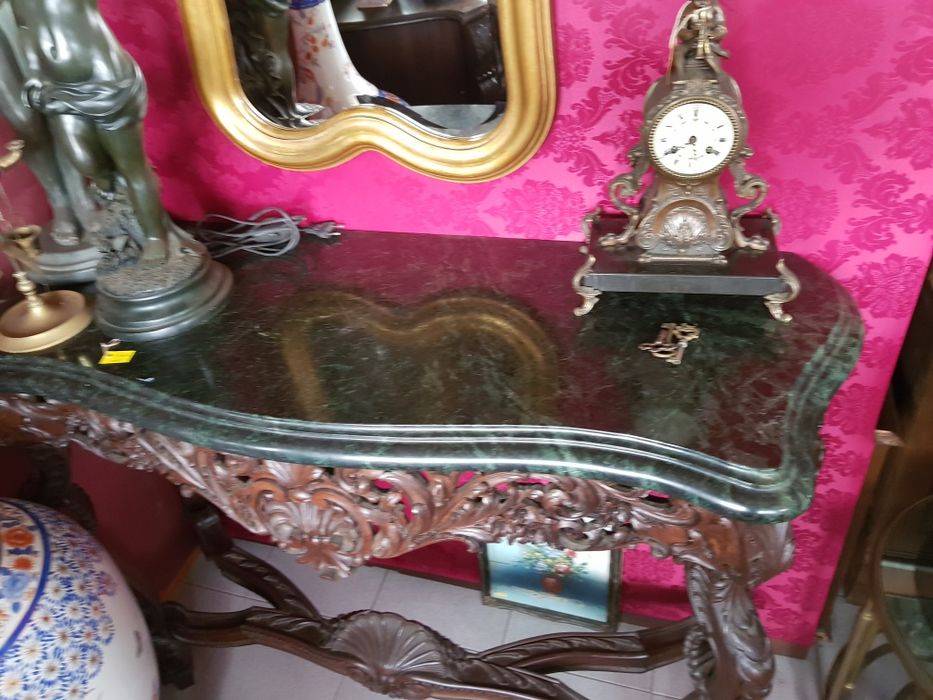 Magnífica credencia ricamente trabalhada