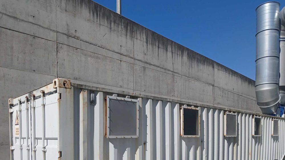 Contentor para armazenamento de materiais inflamáveis, para exterior, com prateleiras e com sistema de extinção
