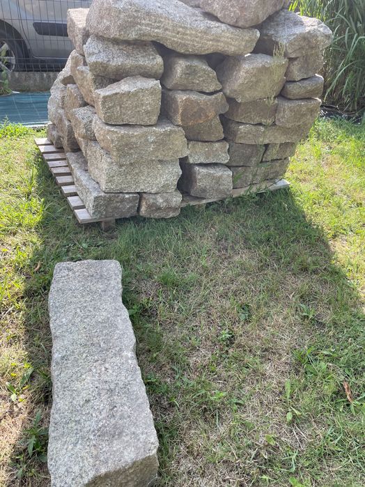 Krawężnik granitowy z dawnej drogi